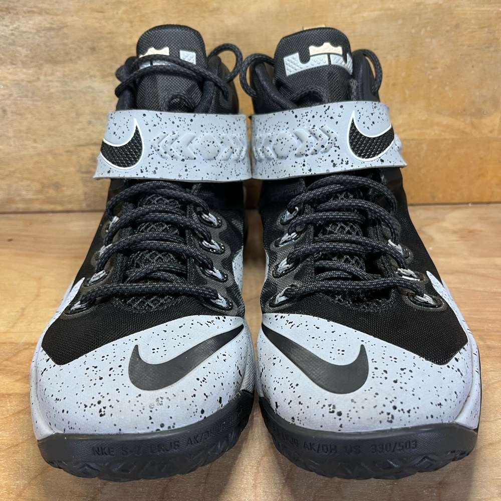 Nike Lebron Zoom Soldier 8 VIII Womens Size 10.5 Basketball Shoes 688579-001 - Picture 2 of 8